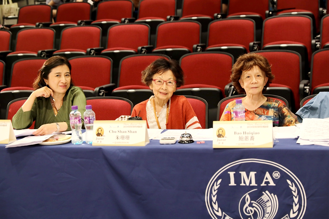 五岁开始跟随中央音乐学院凌远教授及赵屏国教授学习钢琴,九岁来到