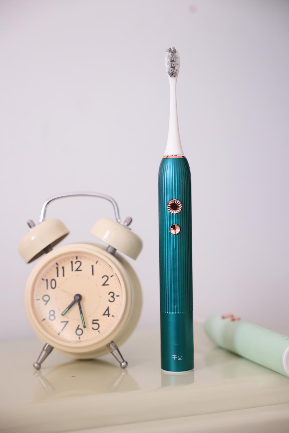 七夕浪漫限定，千山电动牙刷携手小野菊让爱更有仪式感