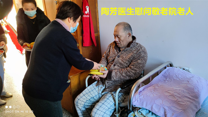 焦作陶芳医生带队冬至慰问敬老院