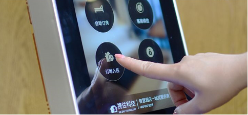 体验智慧酒店加速度——“智能化”正掀起假期“种草潮”,不要再花上万块却被迫成为网红酒店“拍照 背景”!