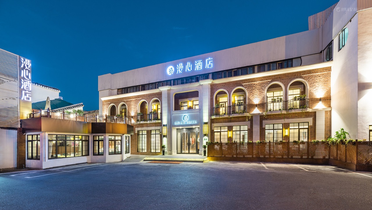 体验智慧酒店加速度——“智能化”正掀起假期“种草潮”,不要再花上万块却被迫成为网红酒店“拍照 背景”!