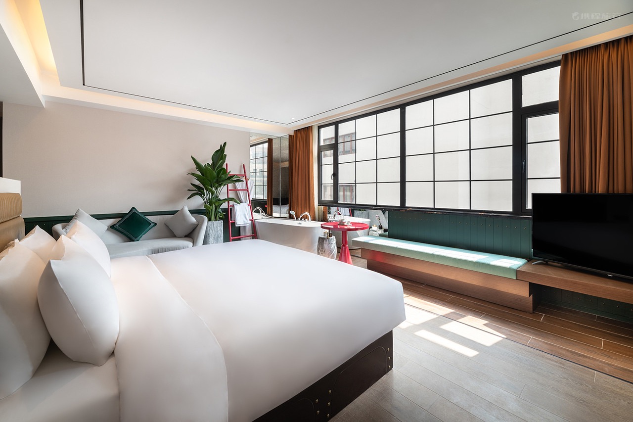 体验智慧酒店加速度——“智能化”正掀起假期“种草潮”,不要再花上万块却被迫成为网红酒店“拍照 背景”!