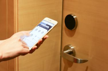 体验智慧酒店加速度——“智能化”正掀起假期“种草潮”,不要再花上万块却被迫成为网红酒店“拍照 背景”!